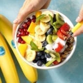 Bol arcoíris vegano con banana Chiquita y fruta fresca